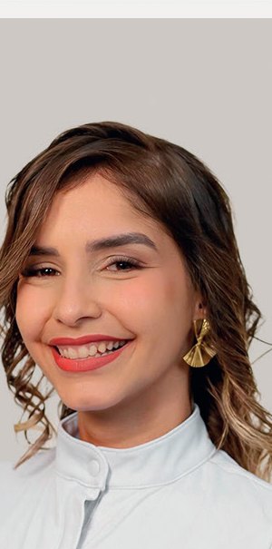 Adriely Ferreira sorrindo, de jaleco branco