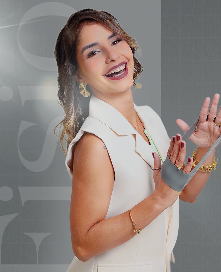 Adriely Ferreira ajustando o relógio